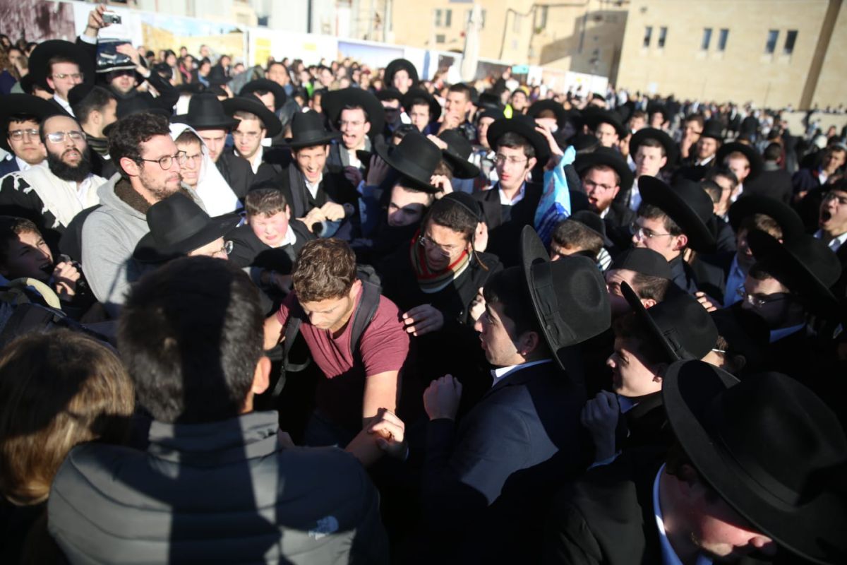 עימותים אלימים בתפילת ראש חודש בכותל המערבי
