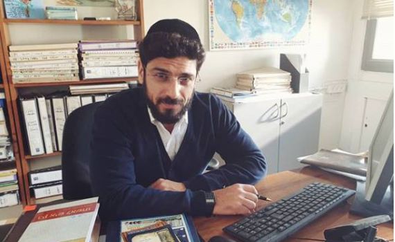 לצד אביב אלוש:זה העיתונאי הסרוג שמגיע למסך