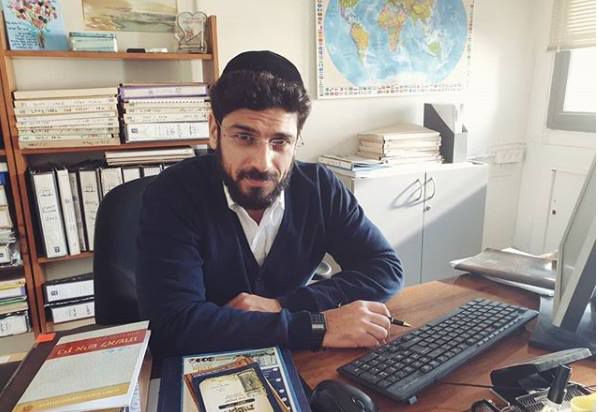 לצד אביב אלוש:זה העיתונאי הסרוג שמגיע למסך