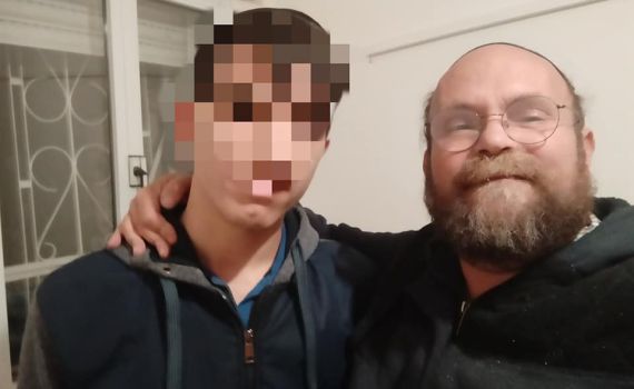 "אהרון שלום, אני חייל חרדי בודד, ישן ברחוב וקר לי"