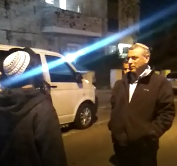 צעקות וקללות לעבר הרב בני לאו "אנטישמי, ארור"