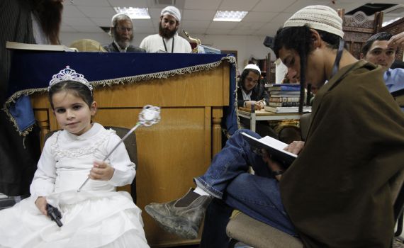 קריאת מגילה ומשלוח מנות: הלכות פורים לפי כל העדות