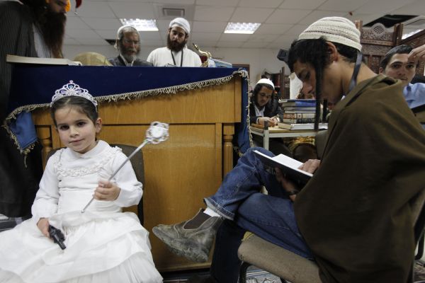 קריאת מגילה ומשלוח מנות: הלכות פורים לפי כל העדות