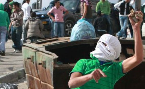 נהג אוטובוס נפצע קל מיידוי אבנים של פלסטינים