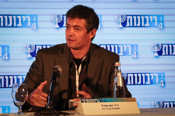 האמנם אין ימין ואין שמאל? מספר שאלות ליועז הנדל