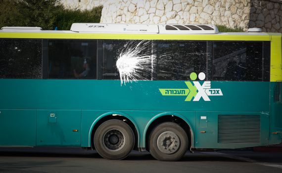 דיווח ראשוני: ירי לעבר אוטובוס בכניסה לדיר אסתיא