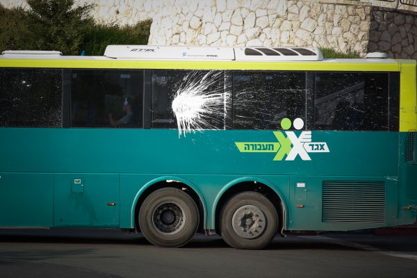 דיווח ראשוני: ירי לעבר אוטובוס בכניסה לדיר אסתיא