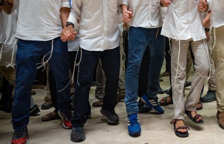 כל אחד ואחד: תורמים מתנות לאביונים ומחזקים