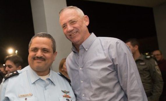 המבקר: חשש פלילי לקשרי גנץ והמשטרה