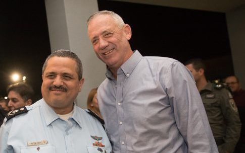 המבקר: חשש פלילי לקשרי גנץ והמשטרה