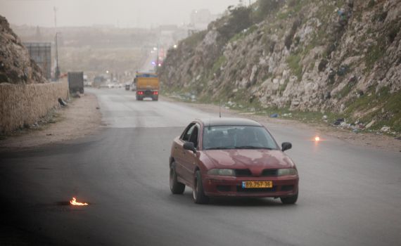 כתב אישום נגד חשודים שיידו בקבוקי תבערה ב-443