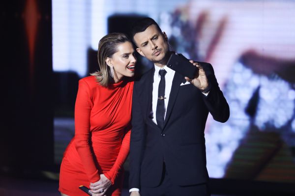 בניגוד להנחיות: מנחי האירוויזיון רכשו כרטיסים