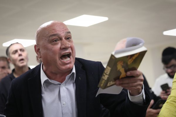 צפו: עיסאוי פריג' מאבד עשתונות מחוץ לוועדה