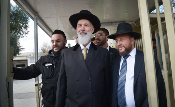הרב הראשי לשעבר יונה מצגר שוחרר מהכלא