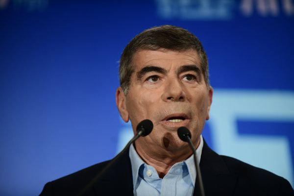 אופס: אשכנזי שכח את הטלפון; האזרחים חגגו