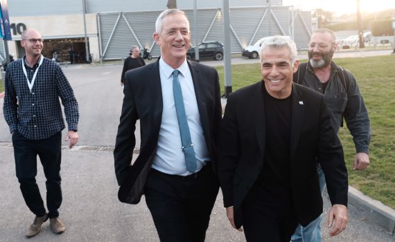 כחול לבן: "נתניהו היסטרי, משנה שוב ושוב גירסאות"