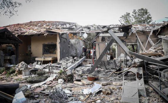 תושב משמרת שביתו נהרס מהטיל: "נבנה אותו מחדש"