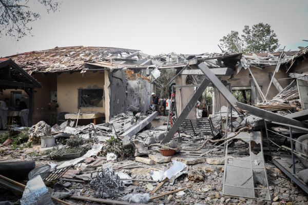 תושב משמרת שביתו נהרס מהטיל: "נבנה אותו מחדש"