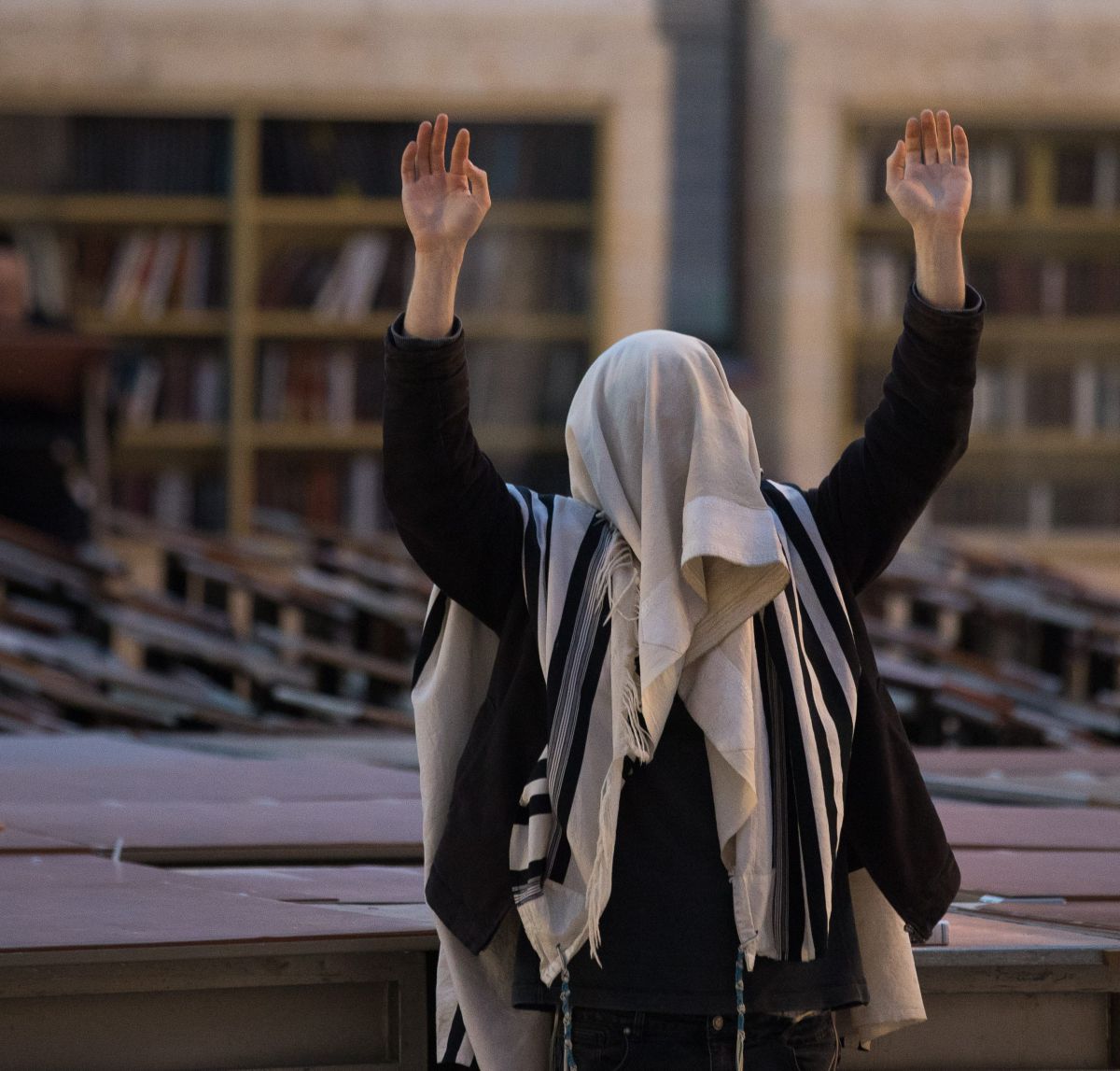 ספר חדש טוען- אנחנו משקרים בתפילה