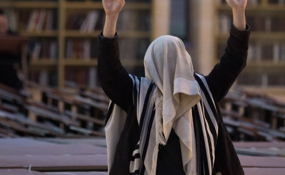 ספר חדש טוען- אנחנו משקרים בתפילה