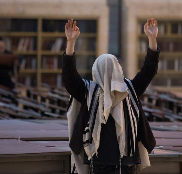 ספר חדש טוען- אנחנו משקרים בתפילה