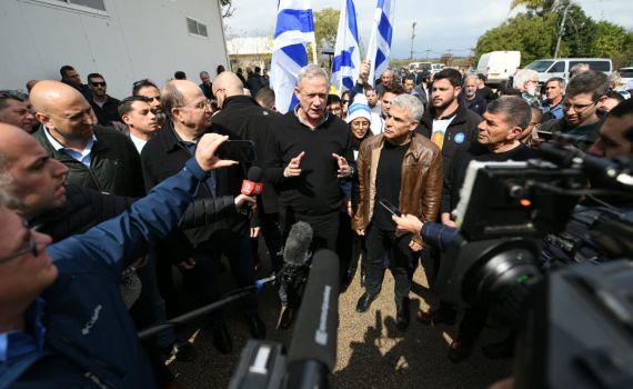 גנץ: "הליכוד צולל בסקרים וממציא עלינו סיפורים"