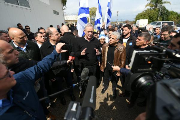 גנץ: "הליכוד צולל בסקרים וממציא עלינו סיפורים"