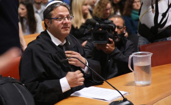 מהומה מחוץ לבג"ץ: "הדיון מכור, לא נותנים לנו לדבר"