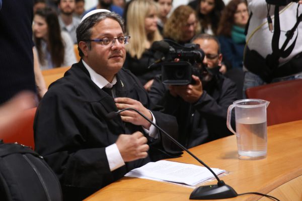 מהומה מחוץ לבג"ץ: "הדיון מכור, לא נותנים לנו לדבר"