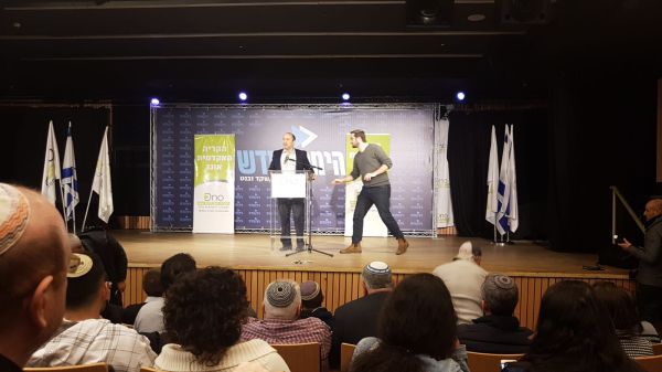 פרובוקטורים נגד אפי נווה פוצצו כנס עם בנט