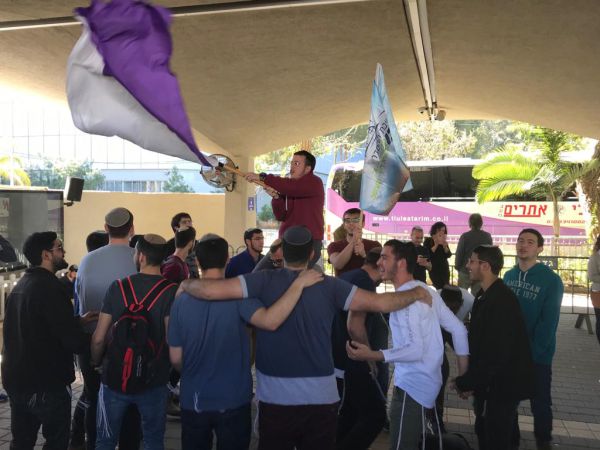 צפו: בשירה וריקודים חיילי ההסדר מרץ 19' התגייסו