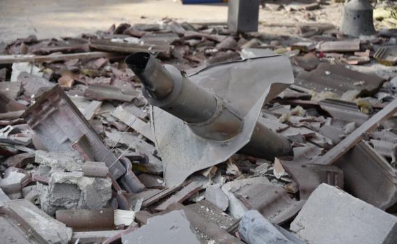 טיל מעזה פגע בבית בשרון; 7 פצועים, הבית קרס