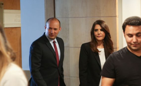 גורם בליכוד מאשים: "בנט מדבר עם בני גנץ"