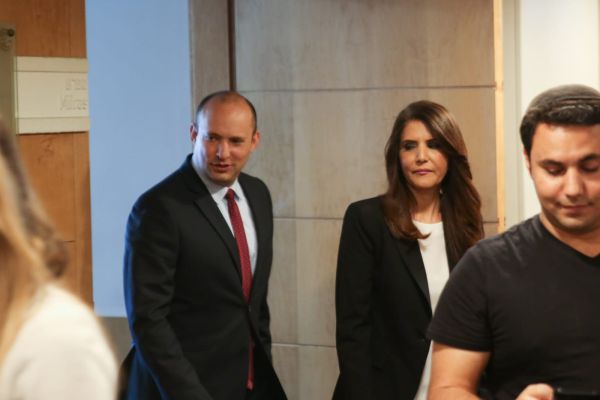 גורם בליכוד מאשים: "בנט מדבר עם בני גנץ"