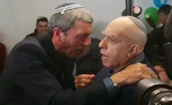 כך הגיב הרב רפי פרץ לאדם שהפריע לו לנאום. צפו
