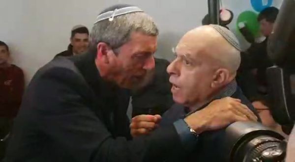כך הגיב הרב רפי פרץ לאדם שהפריע לו לנאום. צפו