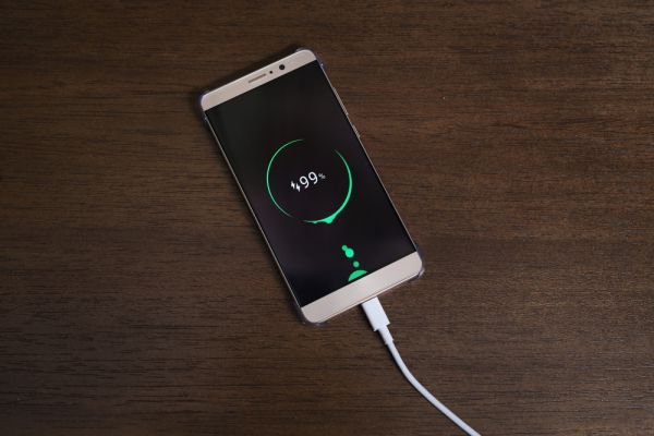 נגמרה הסוללה בטלפון? כך תטעינו אותה תוך 17 דקות