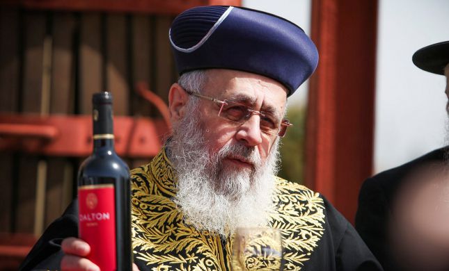  ליברמן דורש לפתוח בחקירה נגד הרב הראשי לישראל