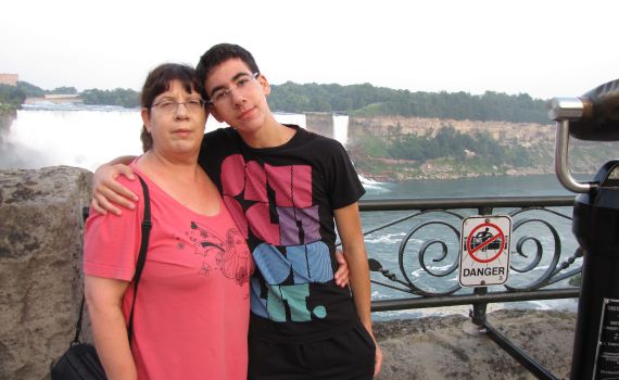 מרגש: בת 16 שרה לזכר הנער שנפל באסון הכרמל