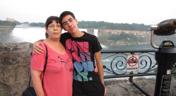 מרגש: בת 16 שרה לזכר הנער שנפל באסון הכרמל