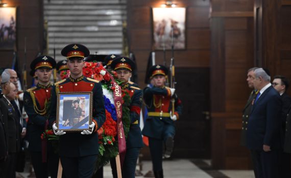 בטקס רשמי מסרו הרוסים פריטים של זכריה באומל הי"ד