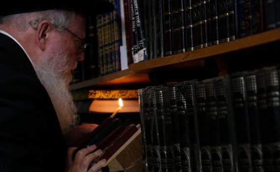 עם נר, נוצה ופתיתי לחם: כך עורכים בדיקת חמץ • גלריה