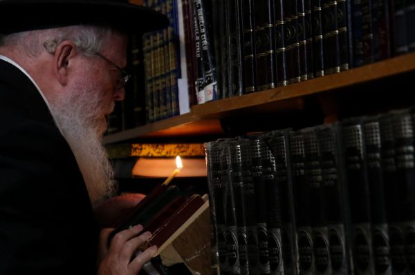 עם נר, נוצה ופתיתי לחם: כך עורכים בדיקת חמץ • גלריה