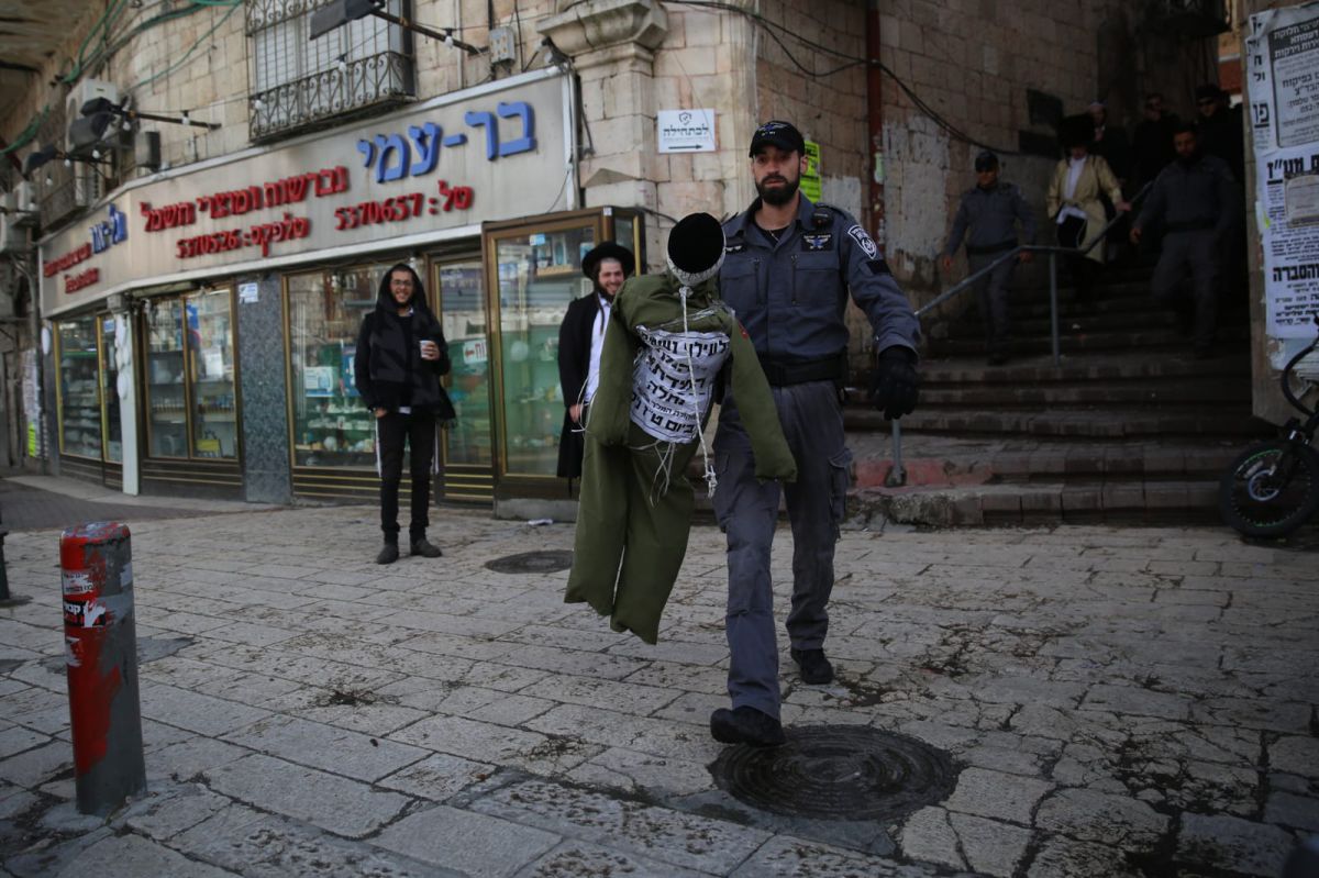 "לעילוי נשמת המן": חרדים קיצונים תלו בובת חייל צה"ל