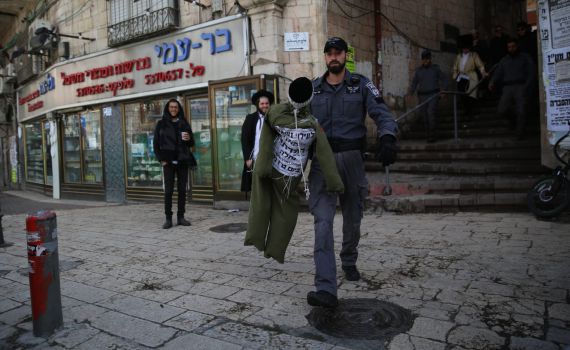 "לעילוי נשמת המן": חרדים קיצונים תלו בובת חייל צה"ל