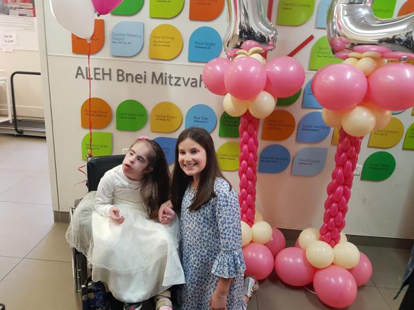 נאווה החליטה שהיא תחגוג בת מצווה עם אוריה