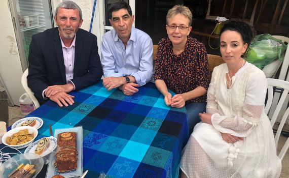 הרב פרץ עצר את הקמפיין כדי לבקר את משפחת גולדין