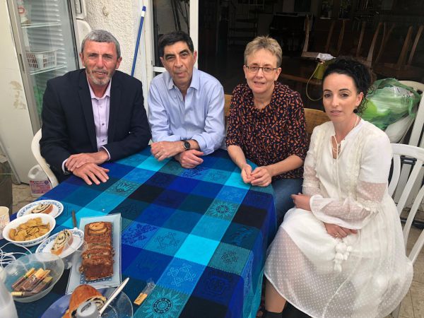 הרב פרץ עצר את הקמפיין כדי לבקר את משפחת גולדין