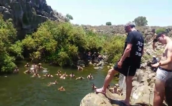 צפו: הרב פרץ 'קופץ למים העמוקים' לקול תשואות