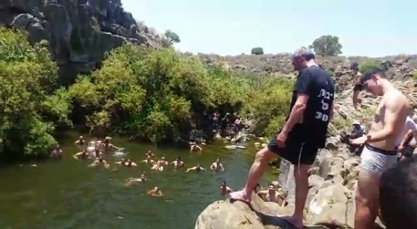 צפו: הרב פרץ 'קופץ למים העמוקים' לקול תשואות